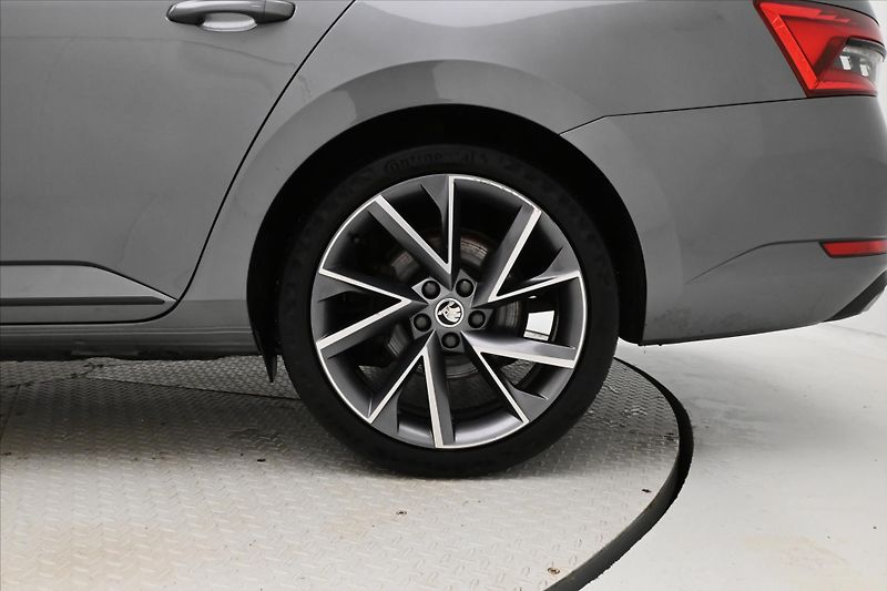 Škoda Superb 1,4 TSI 115kW iV DSG Sportline - fotka 32 z 32