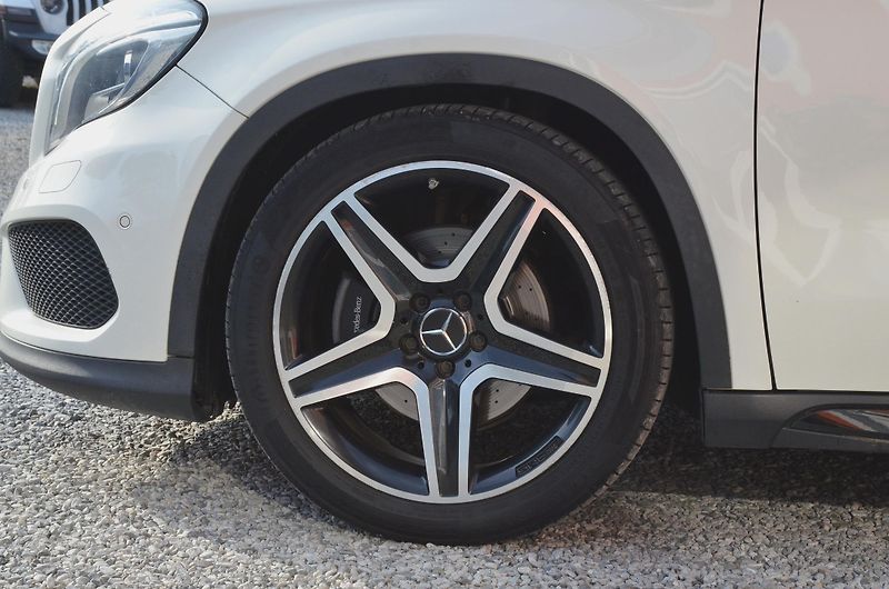Mercedes-Benz GLA (2016) 220d 130kW 4Matic AMG LINE /ČR - fotka 10 z 38