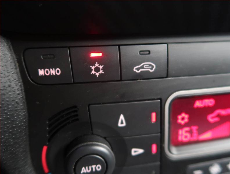 Alfa Romeo MiTo (2013) 1.4 MultiAir, Serv.kniha - fotka 15 z 18