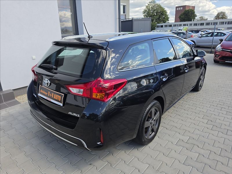 Toyota Auris 1,6 97 KW Automat kamera navi - fotka 6 z 44