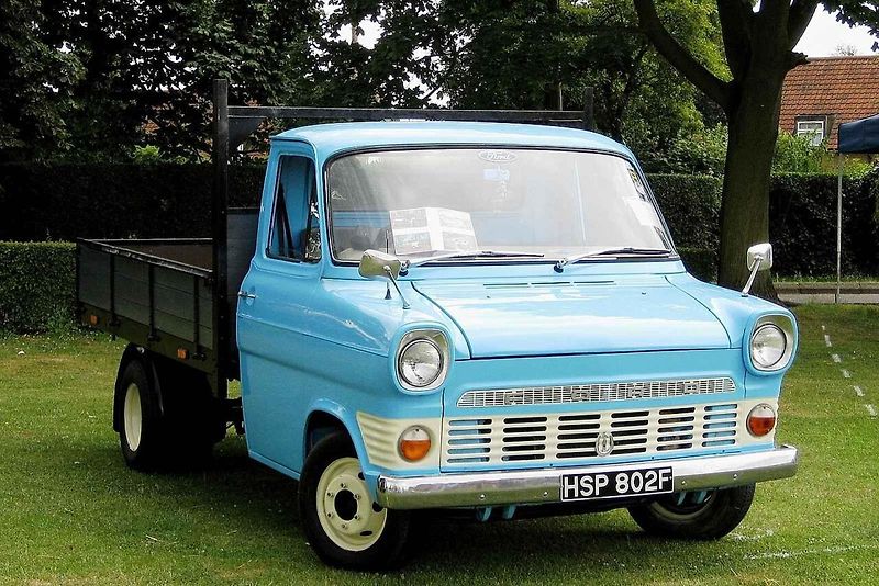 Legendární Ford Transit si zahrál hlavní roli v nové rodinné komedii. Na snímku je herec Lukáš Příkazký při natáčení jedné ze scén.