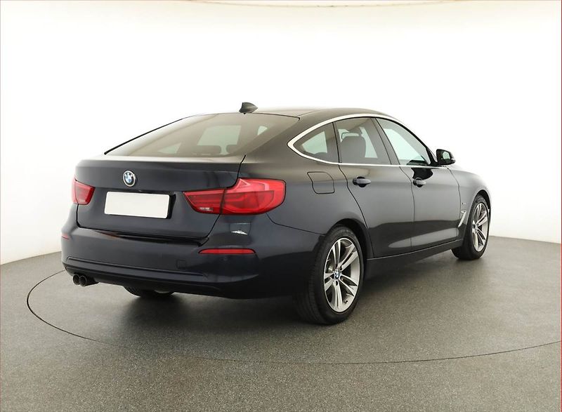 BMW Řada 3 (2018) Sport Line 320d xDrive GT - fotka 5 z 18