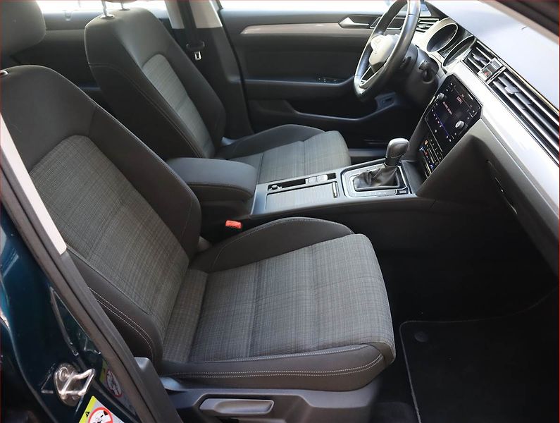 Volkswagen Passat (2021) Business 2.0 TDI, Automat - fotka 9 z 27