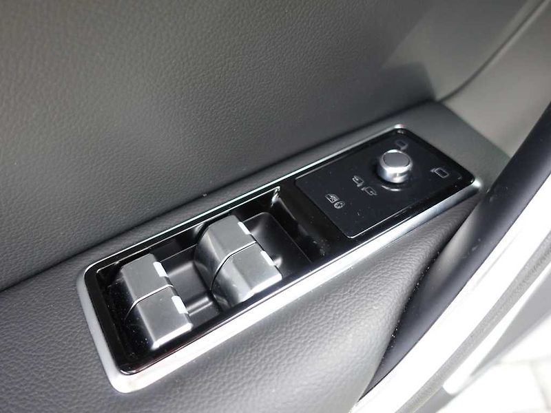 Jaguar F-Pace 2,0 R-Dynamic S D200 4x4 - fotka 13 z 38