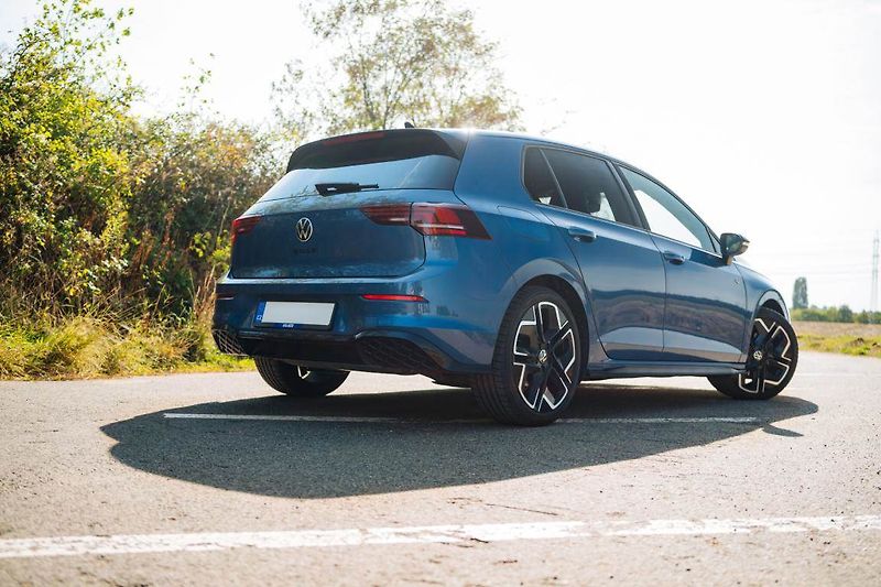 Volkswagen Golf (2025) R-Line 1.5 TSI - fotka 6 z 27