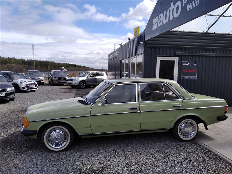 Mercedes-Benz 200 2,0   200 D 123 - fotka 4 z 13