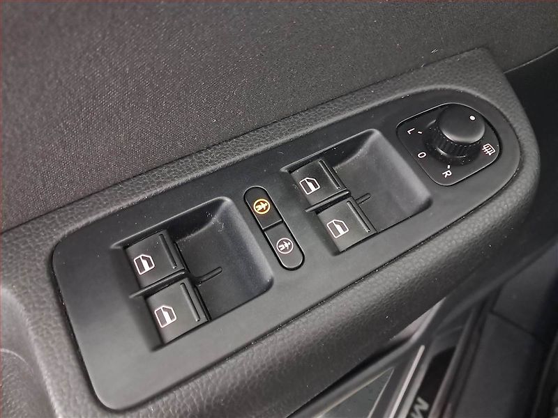 Volkswagen Sharan (2012) 2.0 TDI BMT, 6 míst, Navi - fotka 19 z 24