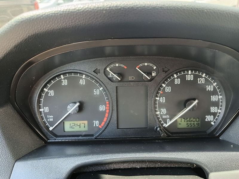 Škoda Fabia 1.2 HTP Classic Combi - fotka 10 z 21