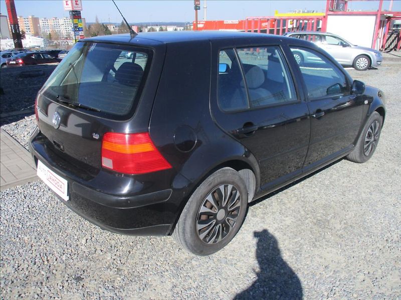 Volkswagen Golf 1,6 i,klimatizace,ABS, - fotka 5 z 29