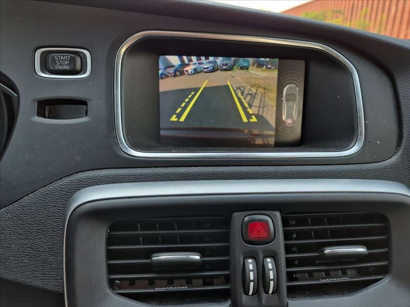 Volvo V40 2,0 D3 Cross Country - fotka 16 z 20