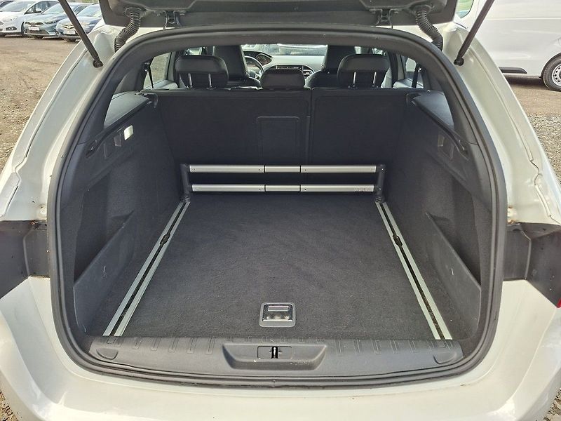 Peugeot 308 SW GT 1,6 THP 205k M6 - fotka 5 z 29