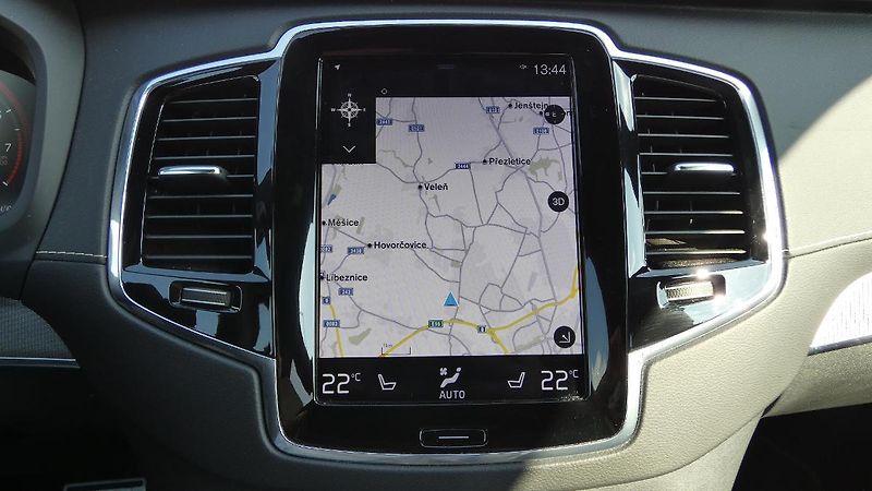 Volvo XC90 B6 AWD R-Design Auto 7 míst - fotka 14 z 26