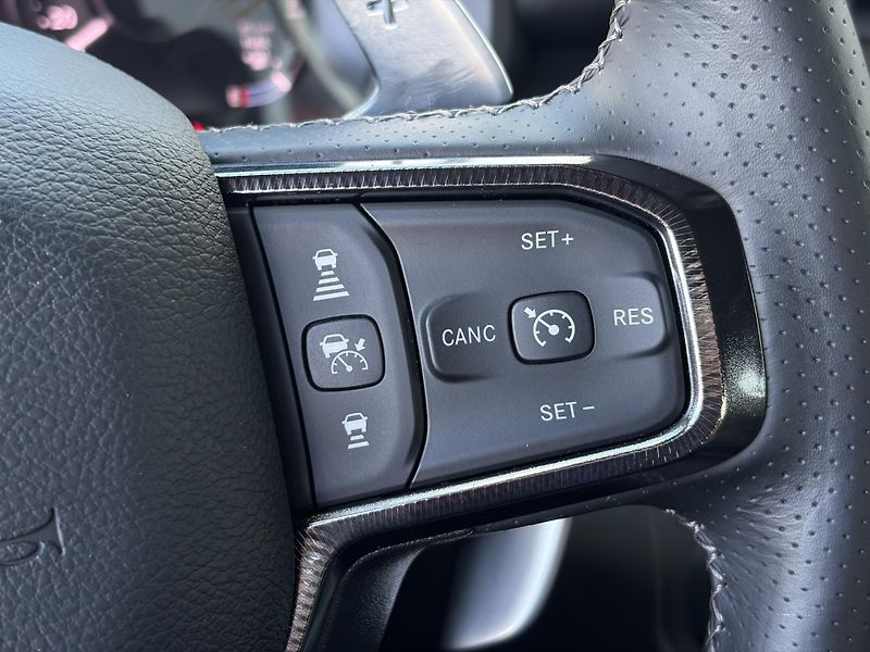 RAM 1500 (2024) Laramie 5.7 V8 HEMI LIFT - fotka 23 z 49