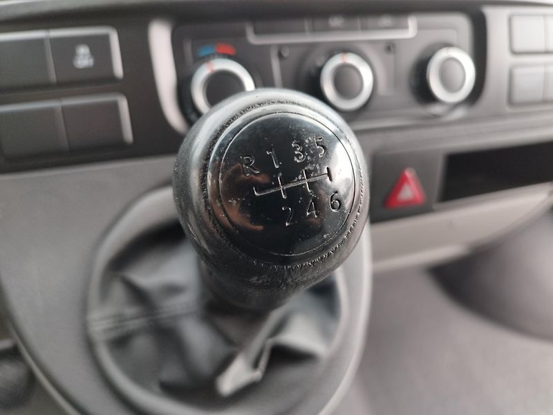 Volkswagen Transporter (2015) 2,0TDI,103KW,L2,H2,TAŽNÝ,SER.K - fotka 19 z 28