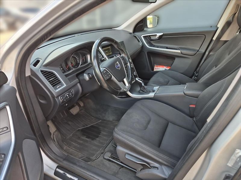 Volvo XC60 2,0 D4 FWD - fotka 7 z 18