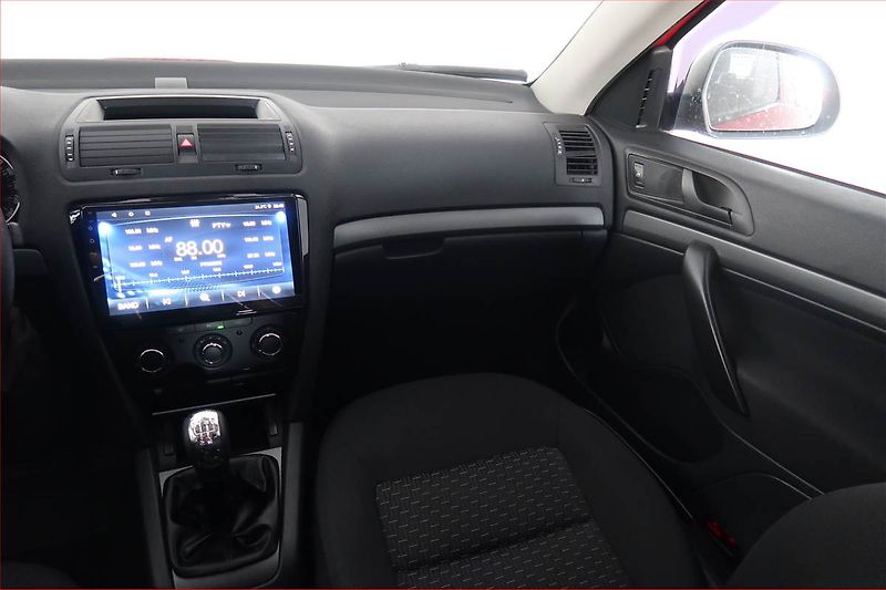 Škoda Octavia (2009) Ambiente 1.6, nová STK - fotka 8 z 15