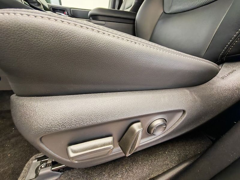 Toyota Land Cruiser 2.8 D-4D 204 k Executive AT - fotka 16 z 43