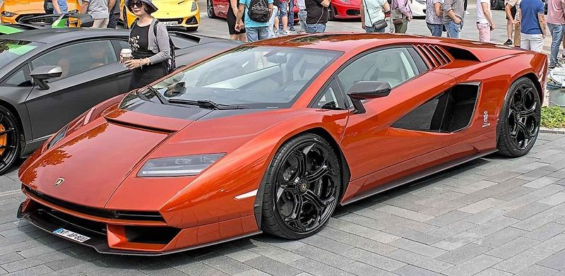 Bylo to první Lamborghini, které svým jménem vybočilo z řady. Lamborghini Countach se stal ikonický vozem 80. a 90. let minulého století.