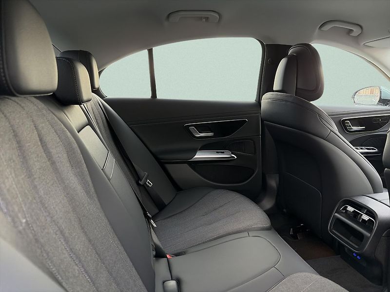 Mercedes-Benz Třídy E (2026) E 220 d 4MATIC - fotka 14 z 14