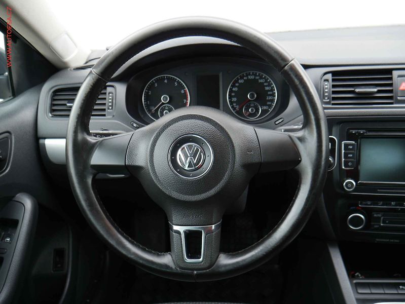 Volkswagen Jetta (2012) 1.2TSi, ČR, AAC, tempo - fotka 13 z 17