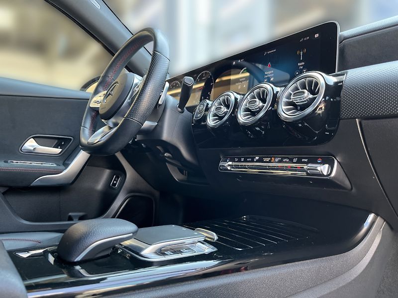 Mercedes-Benz Třídy A A-Třída 180d sedan AMG Line Ni - fotka 17 z 20
