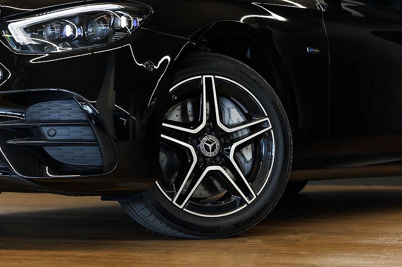 Mercedes-Benz Třídy E (2021) E 300 de T 4Matic AMG Line - fotka 5 z 39
