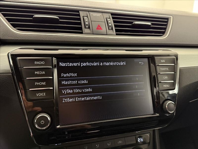 Škoda Superb 2,0 TDI ČR DSG NAVI CARPLAY - fotka 24 z 35