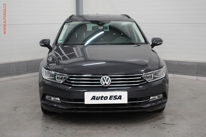 Volkswagen Passat (2015) 2.0 TDi, Comfortline, panor - fotka 2 z 21