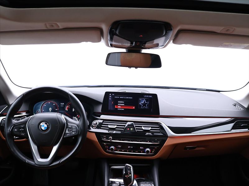 BMW Řada 5 2,0 520da 120kW Sport - fotka 31 z 38