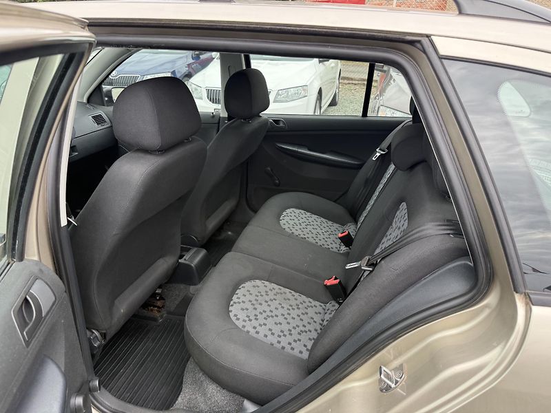 Škoda Fabia 1.2 12V KLIMA - fotka 9 z 13