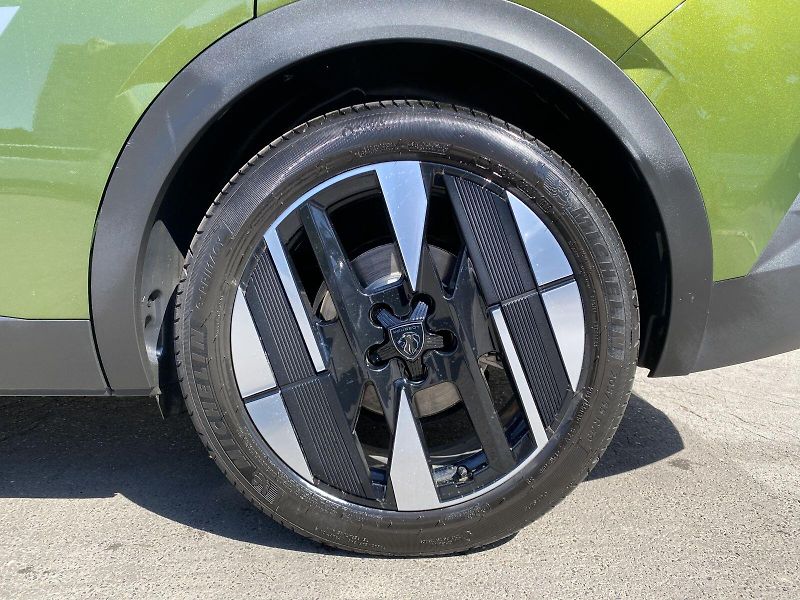 Peugeot 408 (2026) GT Plug-in HYBRID 240 e-DCS7 - fotka 10 z 23