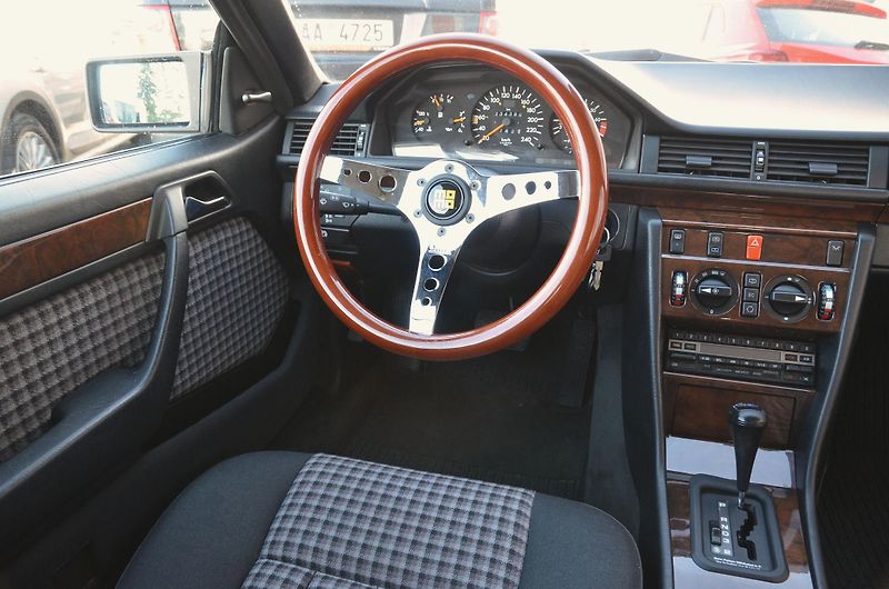 Mercedes-Benz 124 (1988) W124 300 CE 132kW AUTOMAT - fotka 23 z 39