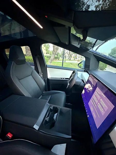 Tesla Cybertruck (2024) Jeden z prvních v ČR - fotka 12 z 18
