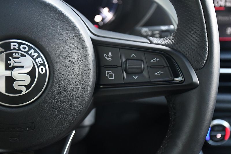 Alfa Romeo Giulia 2,0T 16V 206kW AT8-Q4 VELOCE - fotka 24 z 48