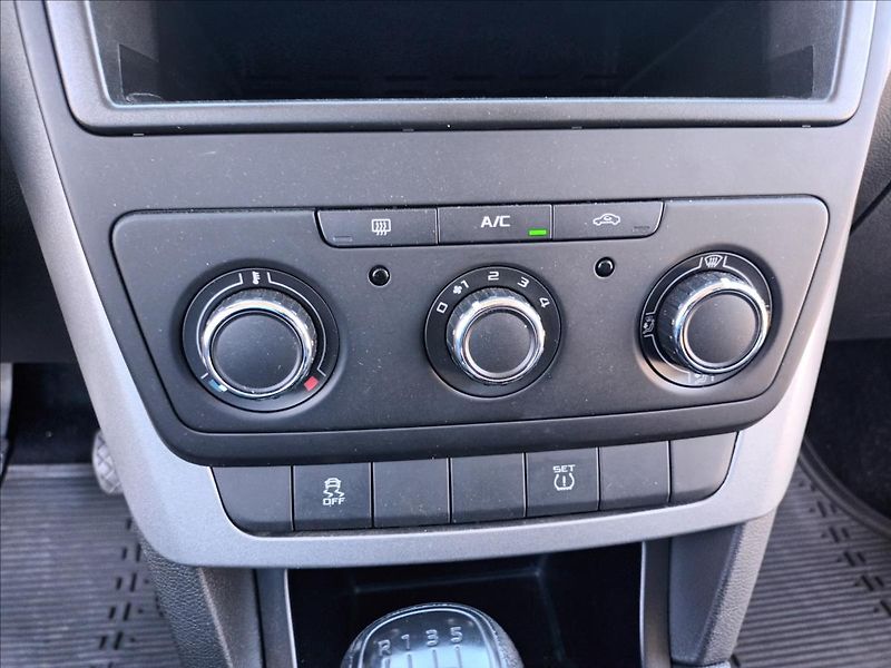 Škoda Yeti 1,2 TSI,77KW,SERVIS,PANO,TAŽNÉ - fotka 28 z 35