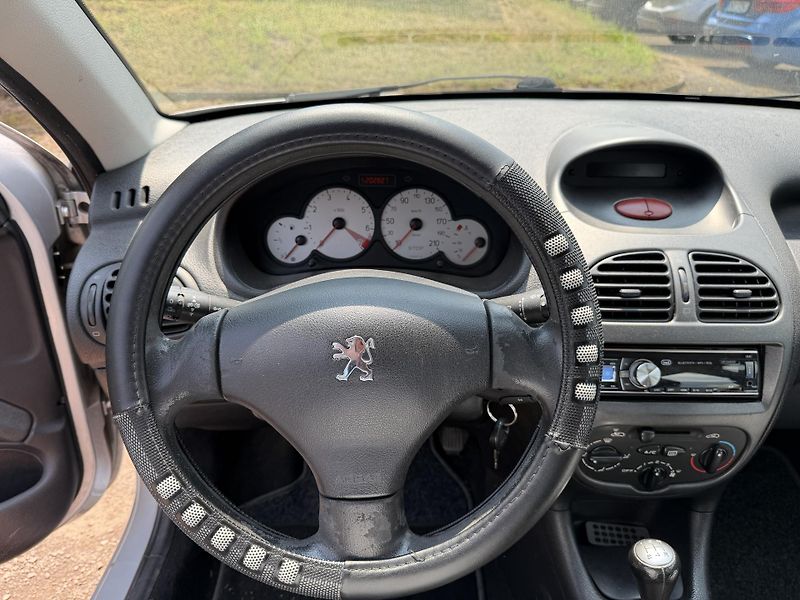 Peugeot 206 1.4i - fotka 17 z 21
