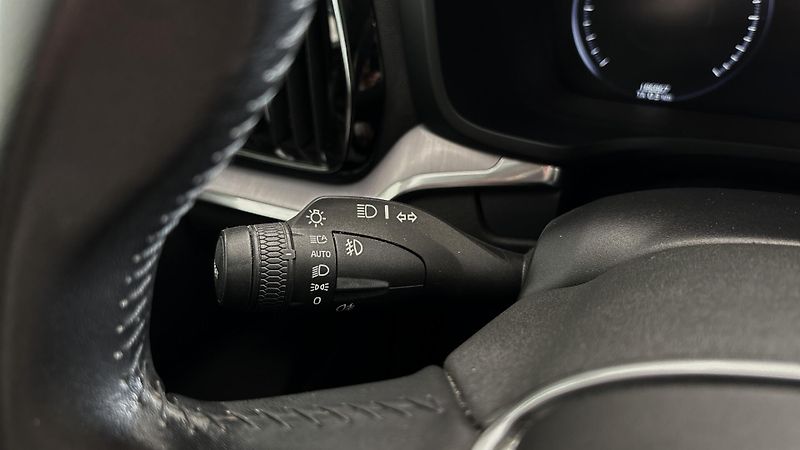 Volvo V60 (2018) D4 MOMENTUM + EL. TAŽNÉ - fotka 21 z 33