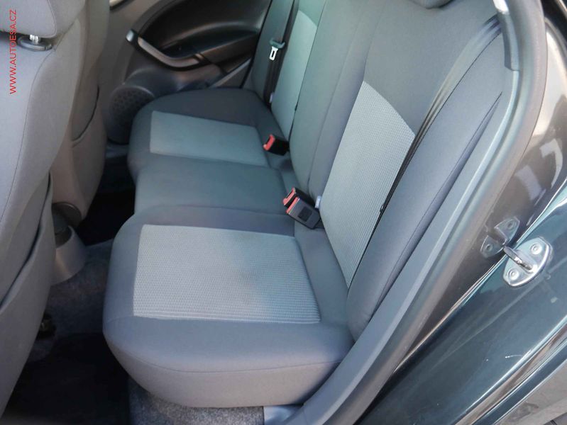 Seat Ibiza (2011) 1.6 TDi, AAC, výhř.sed. - fotka 10 z 18