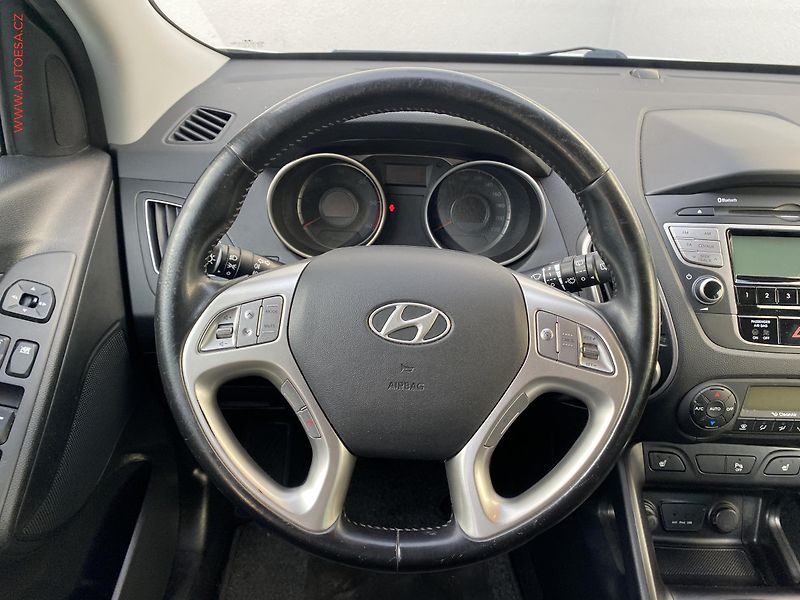 Hyundai ix35 (2013) 2.0 CRDi 4x4, AC, výhřev sed - fotka 11 z 17