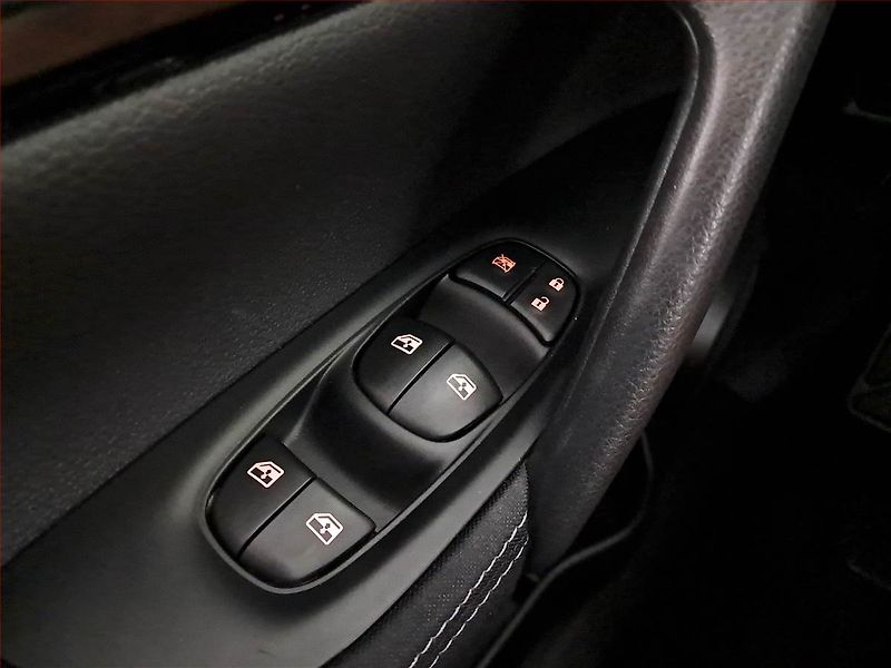 Nissan Qashqai (2021) 1.3 DIG-T - fotka 18 z 20