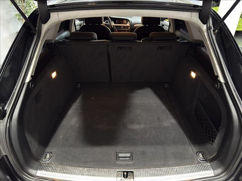 Audi A4 1,8   TFSI B8 BI-XENON ALU R18 - fotka 25 z 33