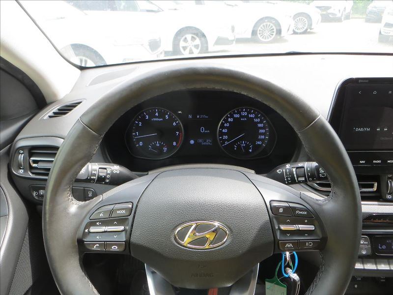 Hyundai i30 1,5 T-GDI mHEV Smart 117 kW - fotka 23 z 26