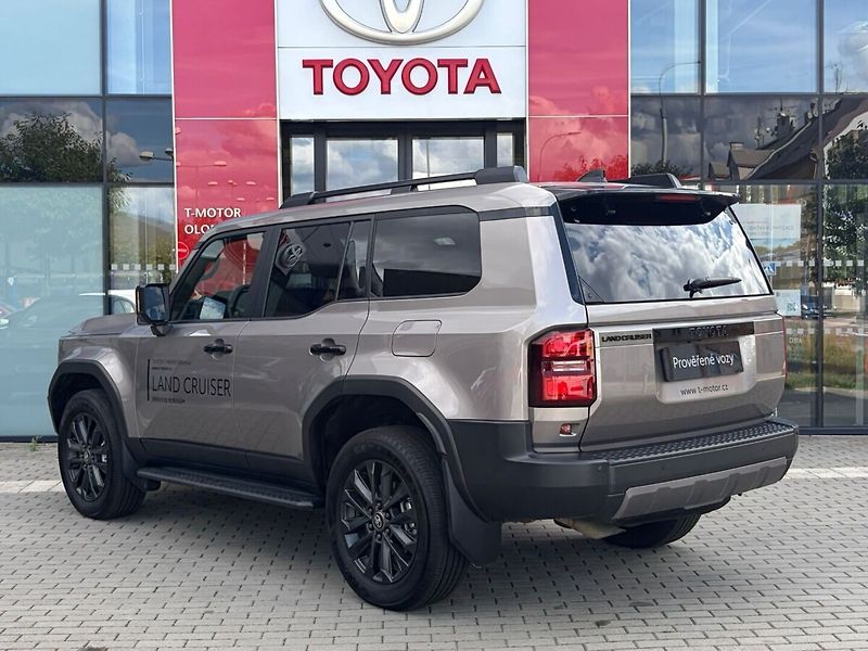Toyota Land Cruiser 2.8 Executive - fotka 2 z 21