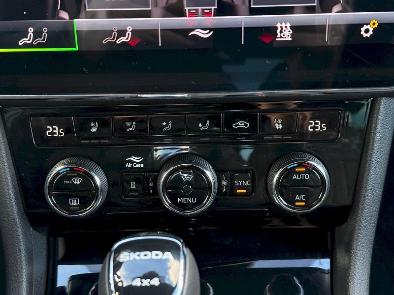 Škoda Superb (2022) 2.0 TSI 206 kW DSG 4x4 L&K - fotka 24 z 29