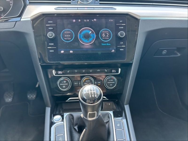 Volkswagen Passat 2,0 TDI Highline - fotka 10 z 11