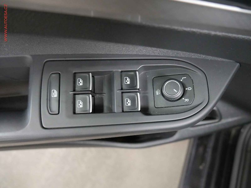 Volkswagen Golf (2020) 2.0 TDi, ČR, Life - fotka 21 z 23