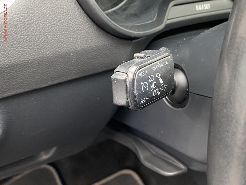 Škoda Octavia (2013) 1.6 TDi, Elegance, xenon - fotka 13 z 17