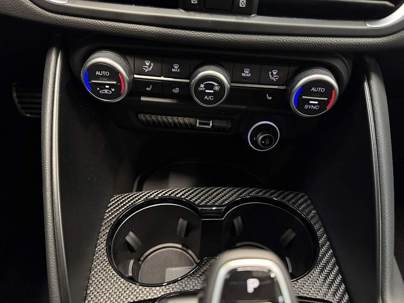 Alfa Romeo Giulia (2026) Quadrifoglio 2.9 V6 BiTurbo 52 - fotka 14 z 26