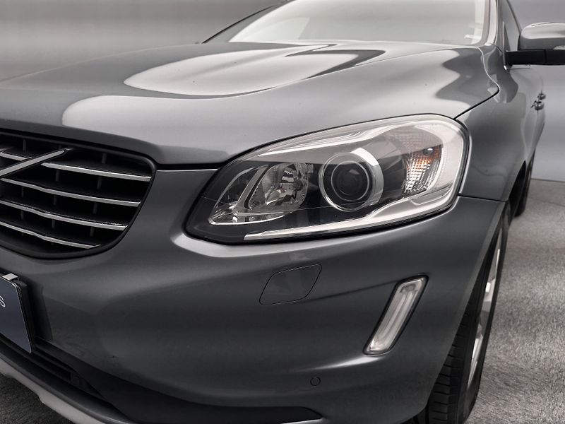 Volvo XC60 D4 AWD SUMMUM AUT - fotka 19 z 46