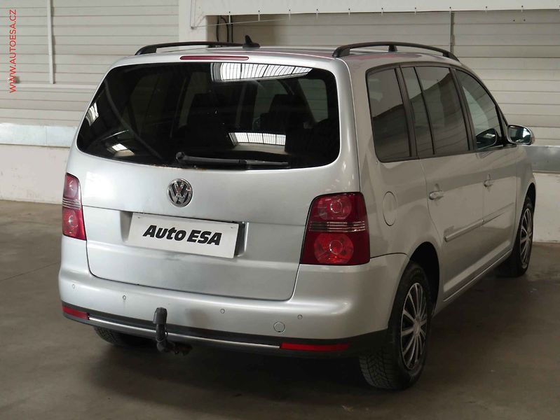 Volkswagen Touran (2009) 1.9 TDI - fotka 6 z 19